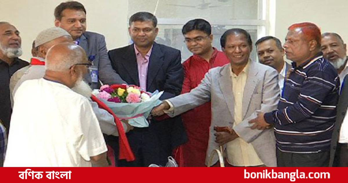 মুক্তিযোদ্ধা পরিবারকে উপহার প্রদান